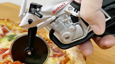 Suzuki Katana taglia-pizza in ''azione''