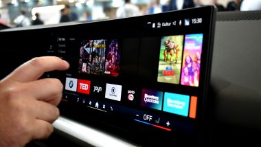 Lo schermo touch di una BMW - Foto di Gavin Phillips su Unsplash