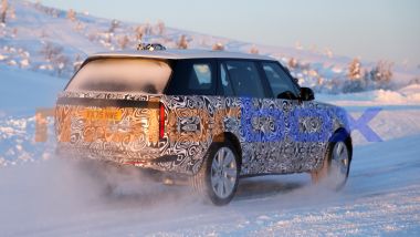 Nuova Range Rover 2028, muletto in fase di test in Svezia