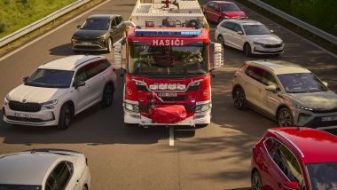 Mezzi di soccorso in arrivo? Lo vedi sul display delle Skoda Enyaq ed Elroq grazie a Traffication App