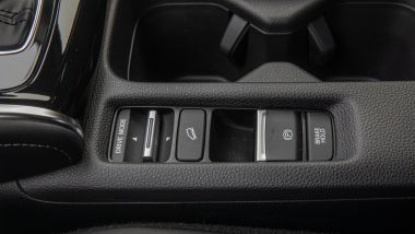 Honda HR-V e:HEV 2025, comandi per drive mode e freno a mano