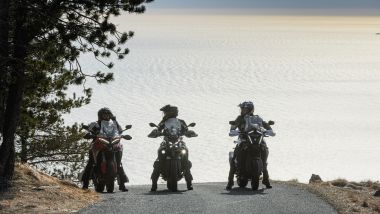 Comparativa globetrotter 2026, Ducati e BMW aiutano a toccare terra abbassandosi