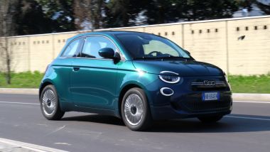 Alla guida della Fiat 500 Hybrid 2026, 
