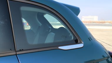 Fiat 500 Hybrid 2026, la cromatura distintiva dell'allestimento Torino