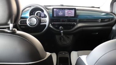 Fiat 500 Hybrid 2026, la plancia in tinta con la carrozzeria