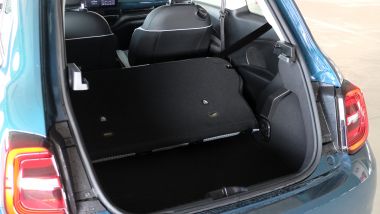 Fiat 500 Hybrid 2026, il bagagliaio coi sedili reclinati