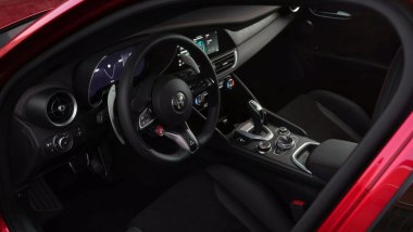Alfa Romeo Giulia Quadrifoglio: l'abitacolo