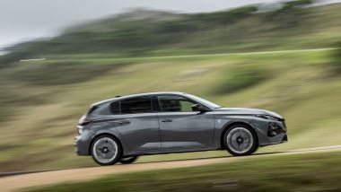Il test drive della Peugeot 308 2026 berlina plug-in hybrid