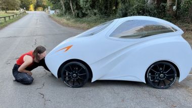 Tamara posa con la sua adorata Elecy (foto: Amara Automotive via Autoevolution)