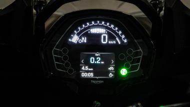 Triumph Tiger Sport 660 2026, la strumentazione &egrave; un po' bassa, per consultarla si distoglie lo sguardo dalla strada