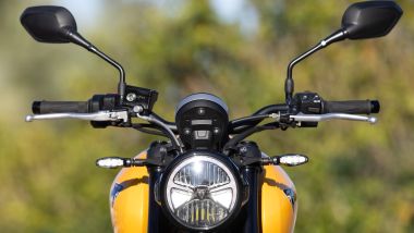 Triumph Trident 660 2026, il manubrio &egrave; stato allargato di 20 mm