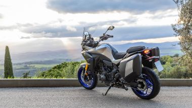 Yamaha Tracer 7 GT Y-AMT. La dotazione di serie include borse laterali, cavalletto centrale, manopole riscaldabili