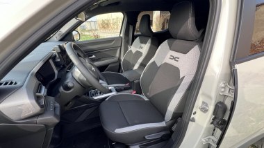 Dacia Duster Hybrid 155: i sedili anteriori