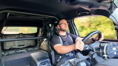 Mike al volante della sua super Renegade (screenshot: YouTube / Mike Martin)