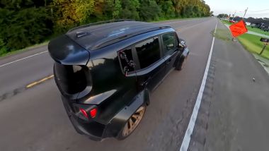 Renegade V8: eppur si muove. E anche veloce! (screenshot: YouTube / Mike Martin)