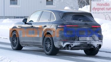 Porsche Cayenne 2026, quattro scarichi confermano: sotto al cofano c'&egrave; un motore a combustione