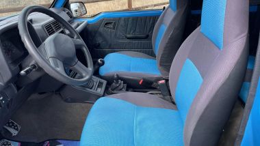 Geo Tracker, gli interni... minimal (credit: Bring a Trailer)