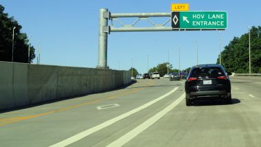 Segnaletica HOV sull'asfalto - CC BY-SA 4.0