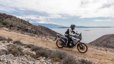 Voge Valico 800 Rally, la posizione di guida in piedi &egrave; piuttosto centrata, anche considerando il serbatoio XL