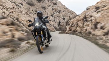 Voge Valico 800 Rally, in azione all'interno di un canyon suggestivo