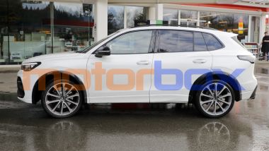 Volkswagen Tiguan R 2027, vista laterale: notare i dischi freno forati