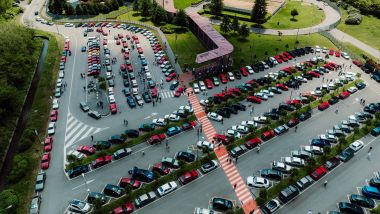 Raduno Alfa Romeo nel parcheggio del Museo di Arese