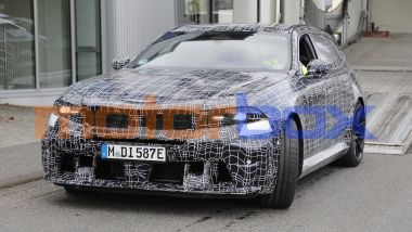 BMW M5 Touring 2027, il nuovo frontale ispirato (non troppo) alla Neue Klasse 