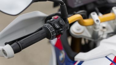 BMW F 450 GS, il family feeling passa anche dai comandi identici alle sorellone