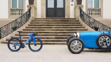 Bugatti Factor ONE posa con Bugatti Type 35