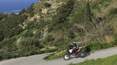 Yamaha T&eacute;n&eacute;r&eacute; World Raid 2026, non &egrave; maneggevole come la versione standard ma nello stretto si difende eccome