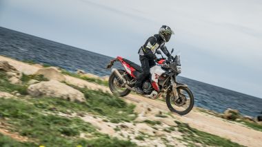 Yamaha T&eacute;n&eacute;r&eacute; World Raid 2026, bella l'ergonomia al netto di volumi che si avvertono consistenti, tra le gambe