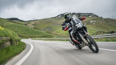 Yamaha T&eacute;n&eacute;r&eacute; World Raid 2026,su asfalto &egrave; molto piacevole