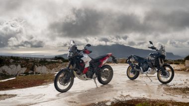 Yamaha T&eacute;n&eacute;r&eacute; World Raid 2026, le due colorazioni disponibili: su basa bianca o nera