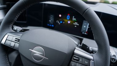 Opel Astra 2026, volante e strumentazione