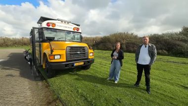 Rose e Gabi posano con... casa loro (Credits: YouTube / Roman Exploring)