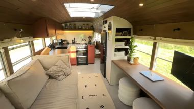 Un loft in piena regola. Su ruote (Credits: YouTube / Roman Exploring)