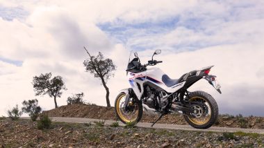 Honda&nbsp;E-Clutch su Hornet 750 e Transalp 750 2026, la Transalp &egrave; disponibile in tre colori