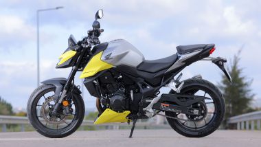 Honda Hornet 750 E-Clutch 2026, svelati prezzo e data di arrivo nelle concessionarie: l'aumento rispetto al passato &egrave; contenuto