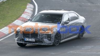 Nuova BMW Serie 7 2026, il prototipo in pista al Nurburgring