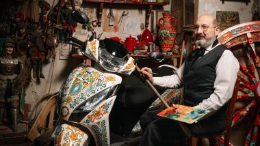 Biagio Castilletti di Cinabro Carrettieri decora uno dei TVS Jupiter 125