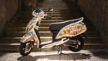 TVS Jupiter 125 decorato in stile catanese, con i Paladini di Francia in battaglia