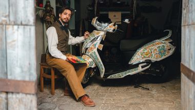 Damiano Rotella di Cinabro Carrettieri davanti a un TVS Jupiter 125 appena decorato