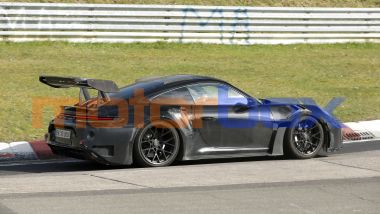 Nuova Porsche 911 GT3 RS facelift, evidenti i nuovi sfoghi per l'aria ai lati del paraurti