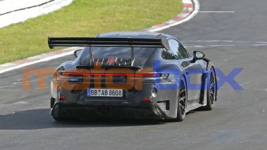 Nuova Porsche 911 GT3 RS, prese d'aria attorno allo scarico suggeriscono sia turbo