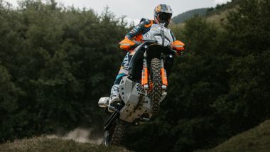 La KTM 890 Adventure R Rally 2026 impenna senza sforzo, con 106 CV e 100 Nm di coppia