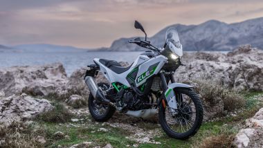 Kawasaki KLE 500SE 2026, &egrave; disponibile in due versioni; la SE &egrave; quella ''top''