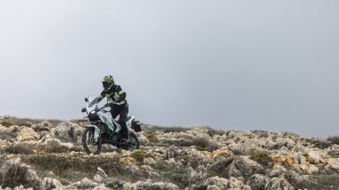 Kawasaki KLE 500SE 2026, tra le gambe &egrave; snella e piace