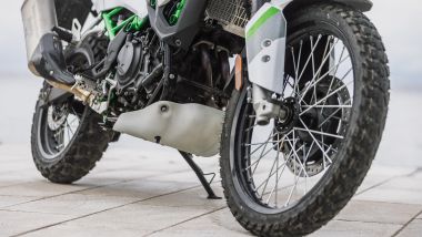Kawasaki KLE 500SE 2026, cerchi con camere d'aria, di 21'' l'anteriore e di 17'' il posteriore. Il paramotore &egrave; di serie