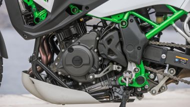 Kawasaki KLE 500SE 2026, il twin di 451 cc eroga 45 CV e 43 Nm. Il cambio &egrave; a sei marce