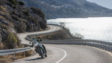 Kawasaki KLE 500SE 2026, buono il comportamento delle gomme di primo equipaggiamento